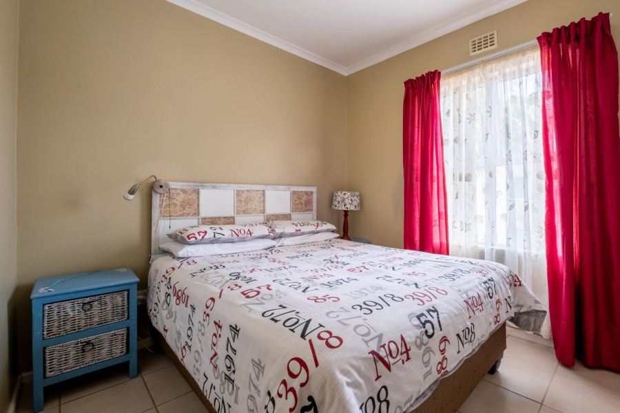 To Let 2 Bedroom Property for Rent in Uitzicht Western Cape